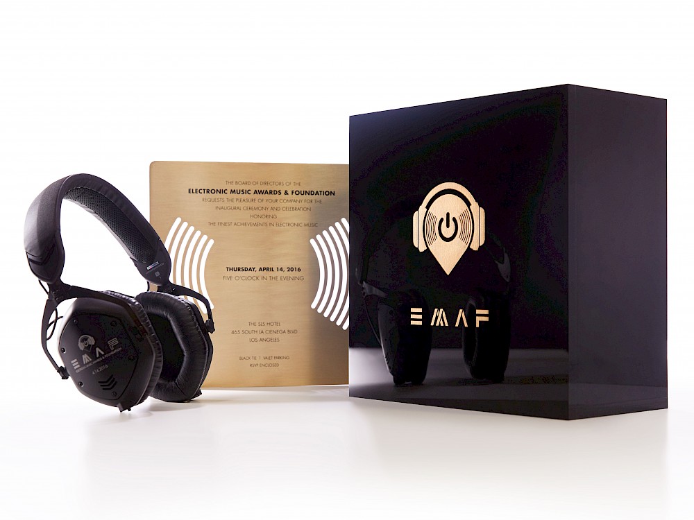 Invitation keepsake packaging in high gloss black acrylic box